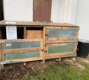 photo du composteur auto-fabriqué qui a été installé derrière l'épicerie Arruntzakoop à Ustaritz