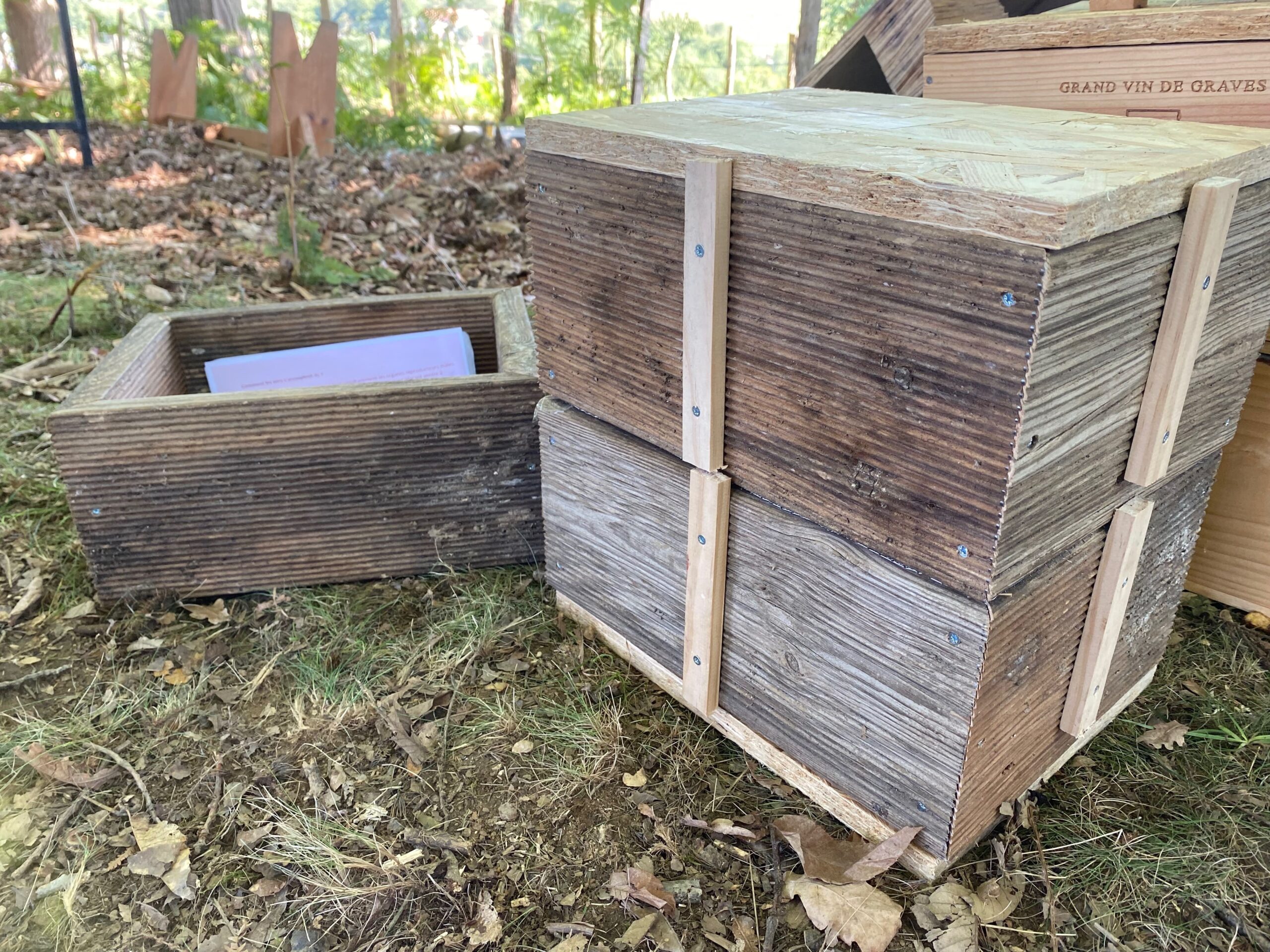 3 caisses en bois, dont 2 empilées avec un couvercle. le vermicomposteur est terminé